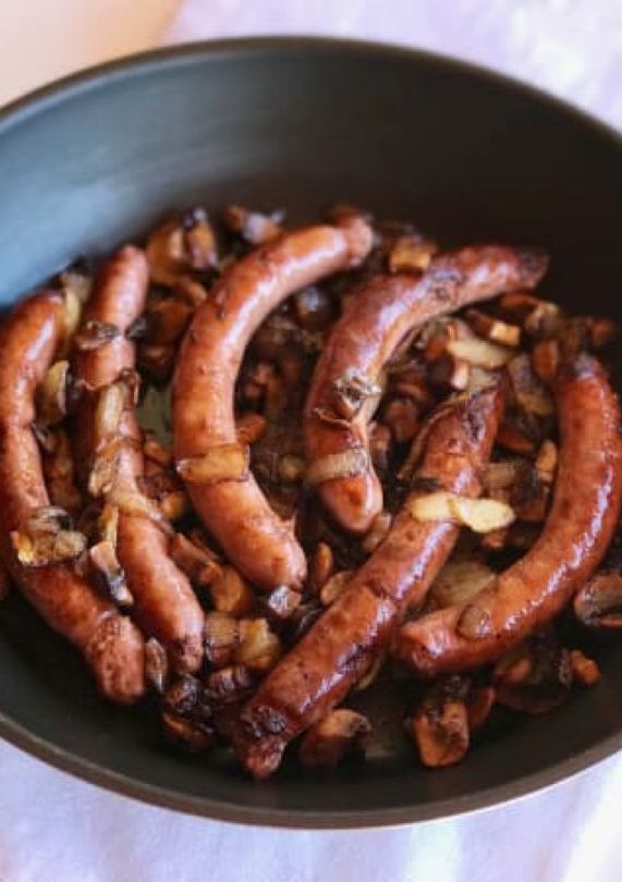 Una foto de Salsitxes amb vi negre, ceba i pastanaga
