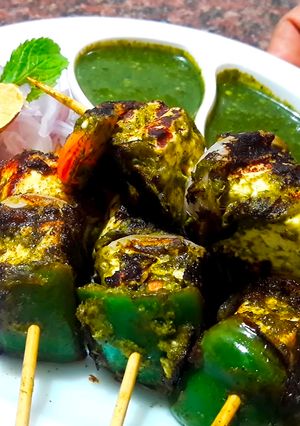 A picture of Restaurant Style Paneer Hariyali Tikka.