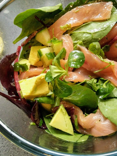 煙燻鮭魚沙拉佐特調油醋醬-Smoked Salmon Salad with Vinaigrette 的食譜成品照片