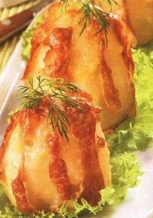 Фото Картофель запеченный в фольге с сыром и ветчиной.