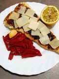 Filete de merluza con pimientos del piquillo y grana padano
