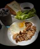 Sandwitch trứng + ba rọi chiên giòn cho bữa sáng