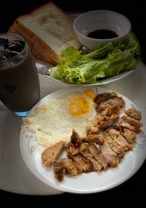 Hình của món Sandwitch trứng + ba rọi chiên giòn cho bữa sáng.