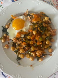Una foto de Garbanzos salteados con verduras y huevo