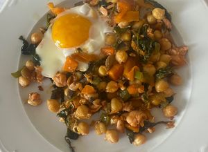 Foto principal de Garbanzos salteados con verduras y huevo