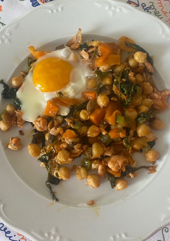 Una foto de Garbanzos salteados con verduras y huevo