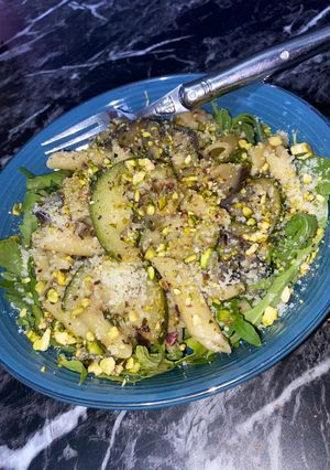Une photo de Penne, crème de basilic & pistaches avec de l'aubergine