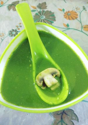 A picture of Spinach and mushroom soup.