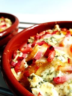 Una foto de Cazuela de huevos con patatas al queso azul