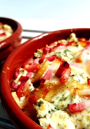 Una foto de Cazuela de huevos con patatas al queso azul