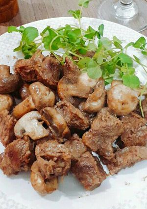Una foto de Carne con champiñones 🍄