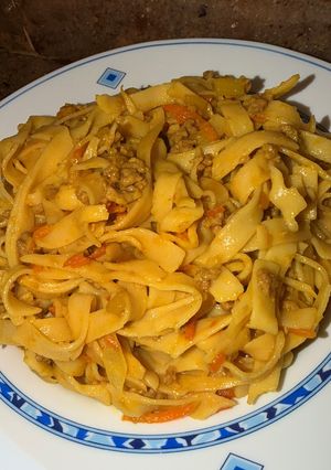 Una foto de Tallarines con verduras y pollo