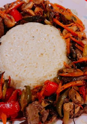 Una foto de Torre de arroz con Corona de vegetales