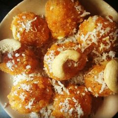 A picture of Bundi nariyal ladoo.