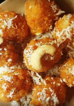 A picture of Bundi nariyal ladoo.