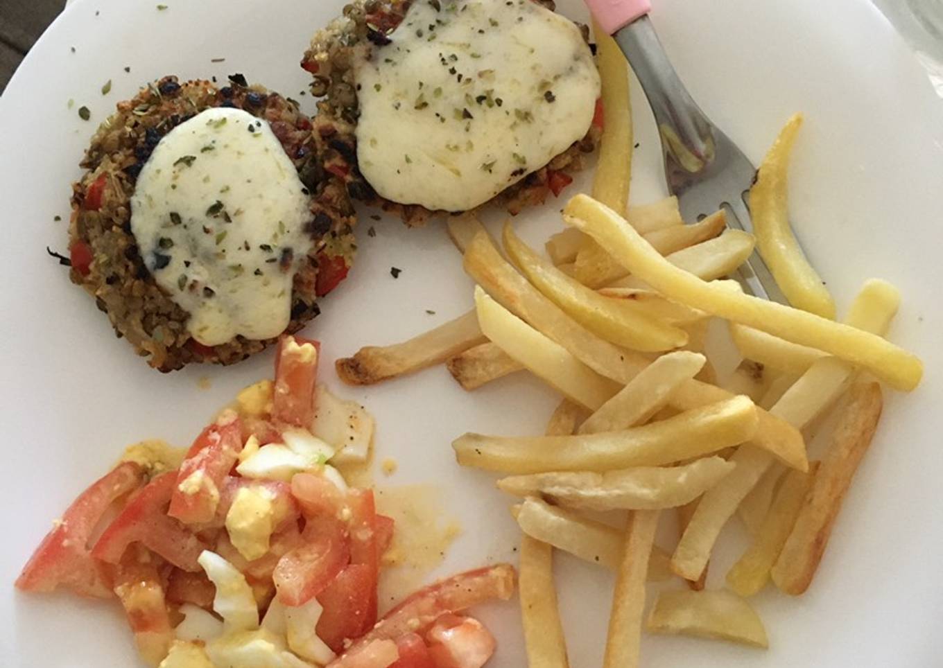 Hamburguesas de lentejas con ensalada