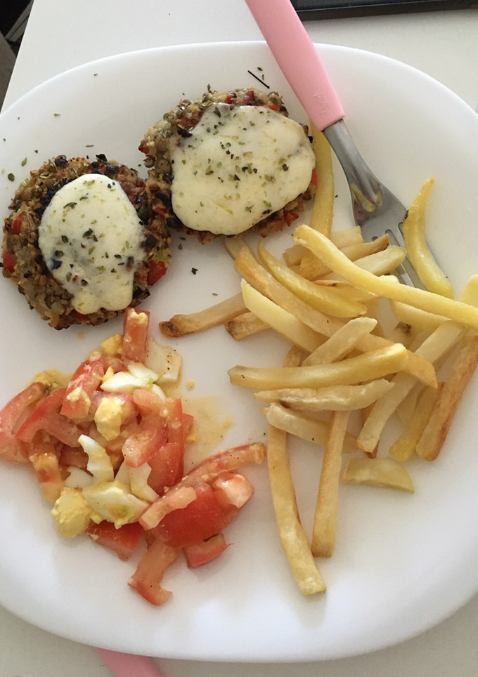 Una foto de Hamburguesas de lentejas con ensalada