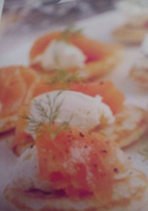 Una foto de Blinis con salmón ahumado