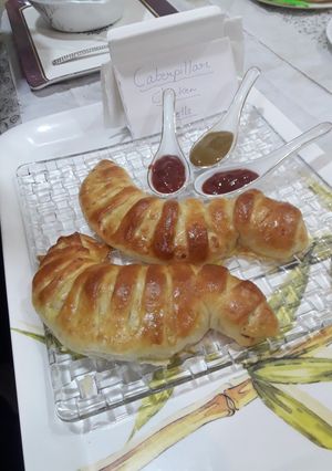 A picture of Caterpillar chicken rolls.