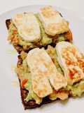 Tostada de pan de centeno con halloumi y aguacate