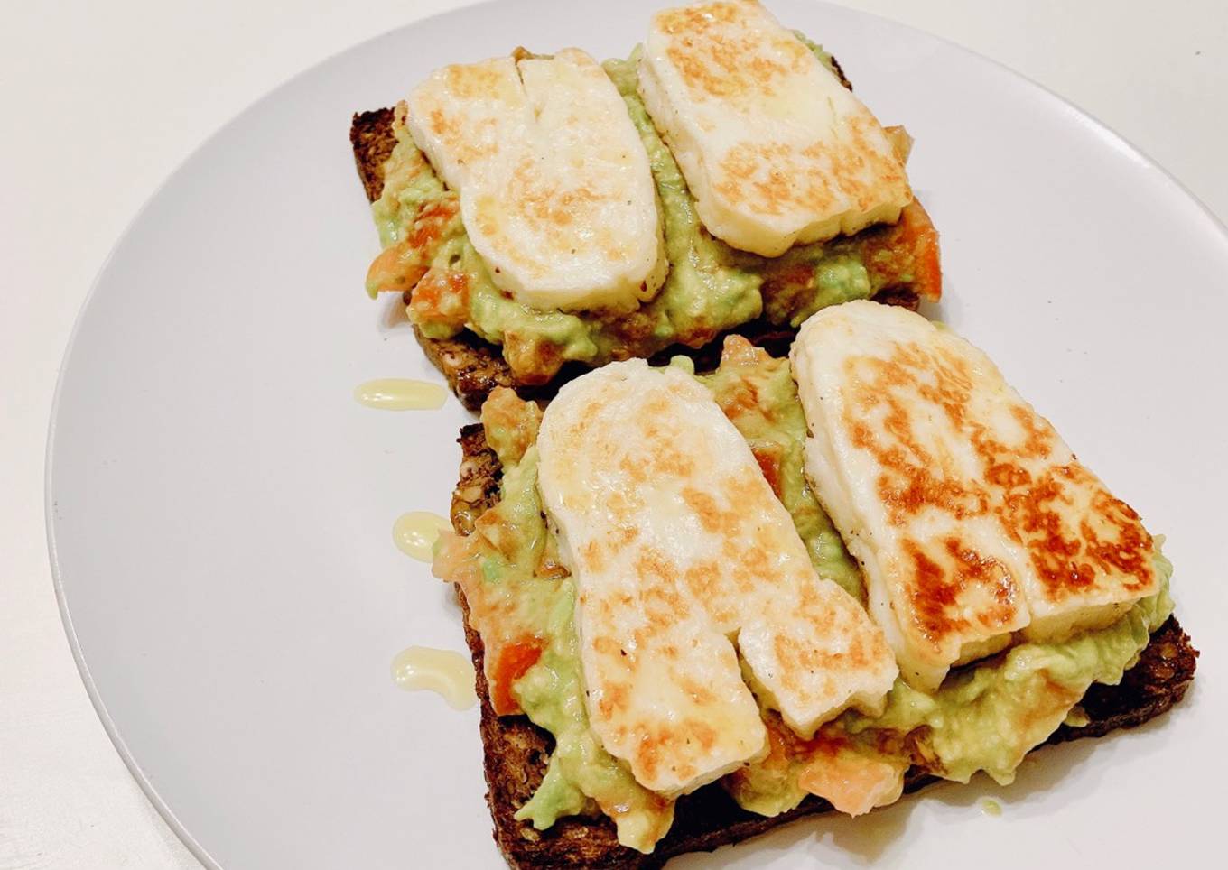 Tostada de pan de centeno con halloumi y aguacate