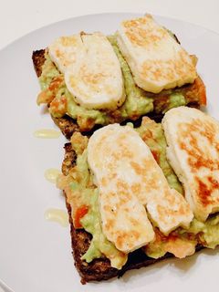 Una foto de Tostada de pan de centeno con halloumi y aguacate