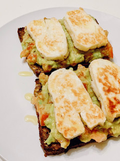 Una foto de Tostada de pan de centeno con halloumi y aguacate