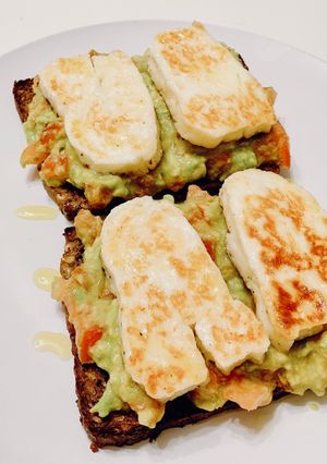 Una foto de Tostada de pan de centeno con halloumi y aguacate