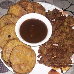 A picture of Onion & brinjal pakawri.