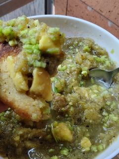 Una foto de Salsa de tomate verde y aguacate🥑🥬🫓