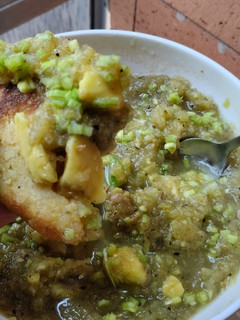 Una foto de Salsa de tomate verde y aguacate🥑🥬🫓