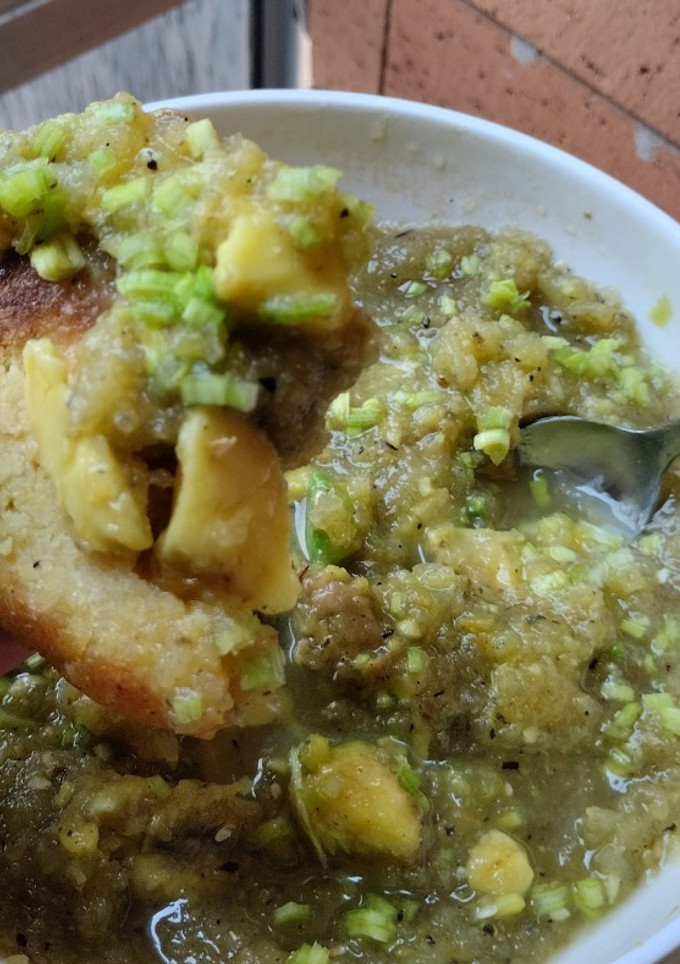 Una foto de Salsa de tomate verde y aguacate🥑🥬🫓