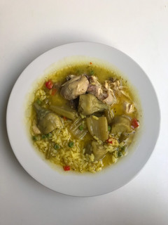 Una foto de Arroz con cardos, verduras y pollo