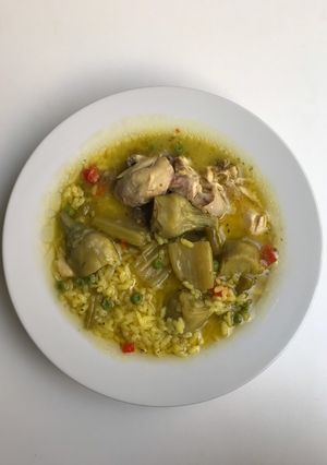 Una foto de Arroz con cardos, verduras y pollo