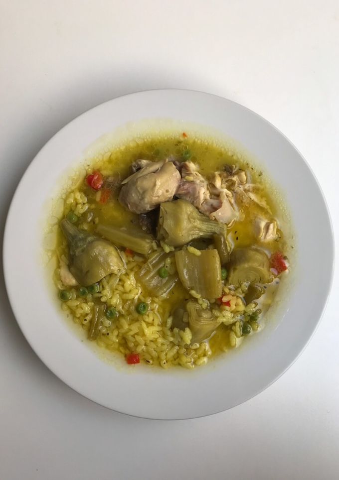 Una foto de Arroz con cardos, verduras y pollo