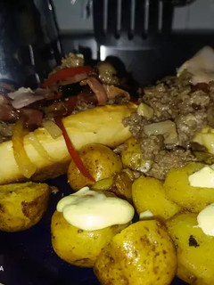 Una foto de Cena de carne molida con verduras salteadas y papa