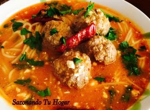 Una foto de Caldo guajillo con albondigas y spagueti💖