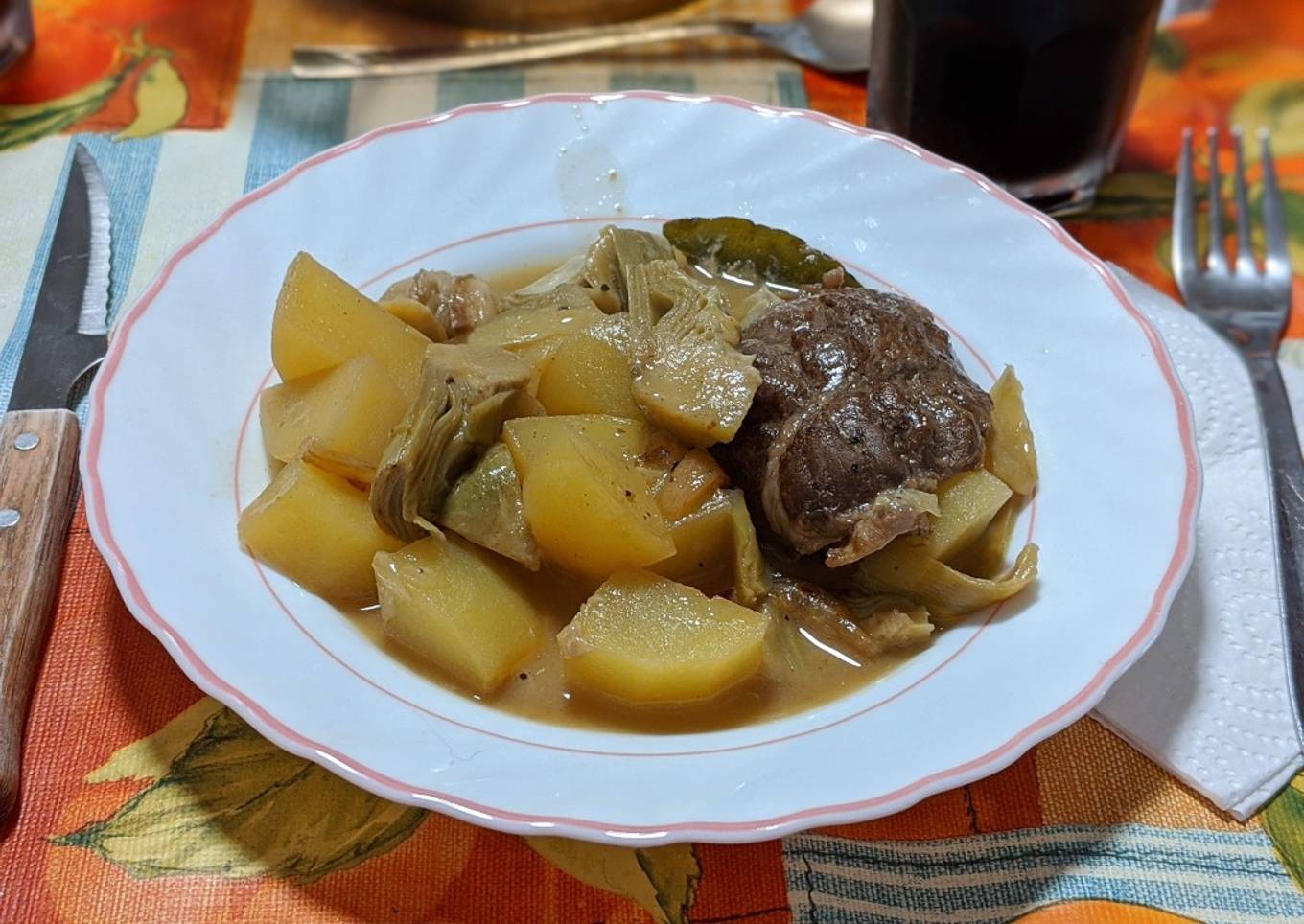 Carrilleras estofadas con patatas y alcachofas