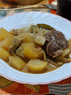 Una foto de Carrilleras estofadas con patatas y alcachofas