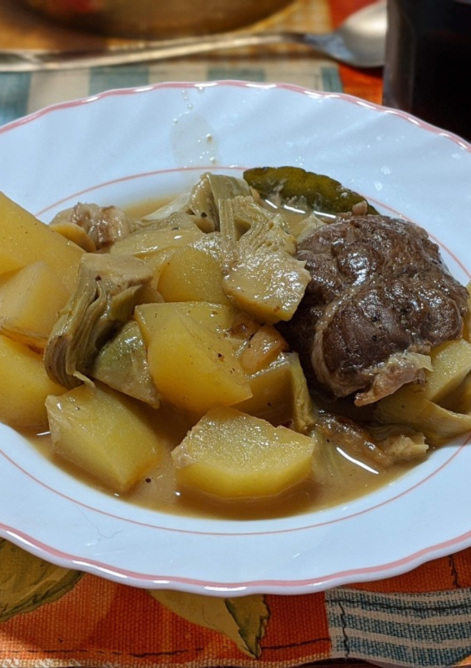 Una foto de Carrilleras estofadas con patatas y alcachofas