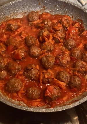Foto di Polpette light di tacchino senza glutine con sugo di pomodoro con carote