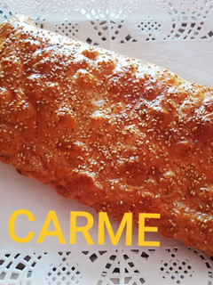 Una foto de Hojaldre relleno de atún, huevo cocido y mahonesa