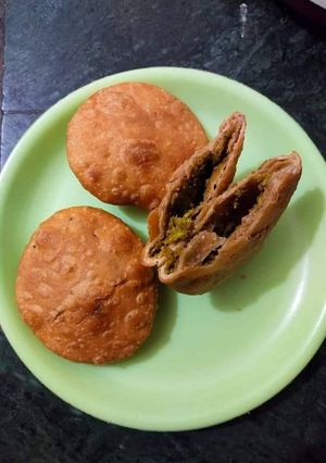 आलू खस्ता पूरी (aloo khasta poori recipe in Hindi) रेसिपी मुख्य फोटो