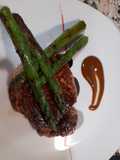 Solomillo de ternera con espárragos trigueros y salsa de vermut