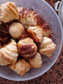 Una foto de Croissants normales y chocolate