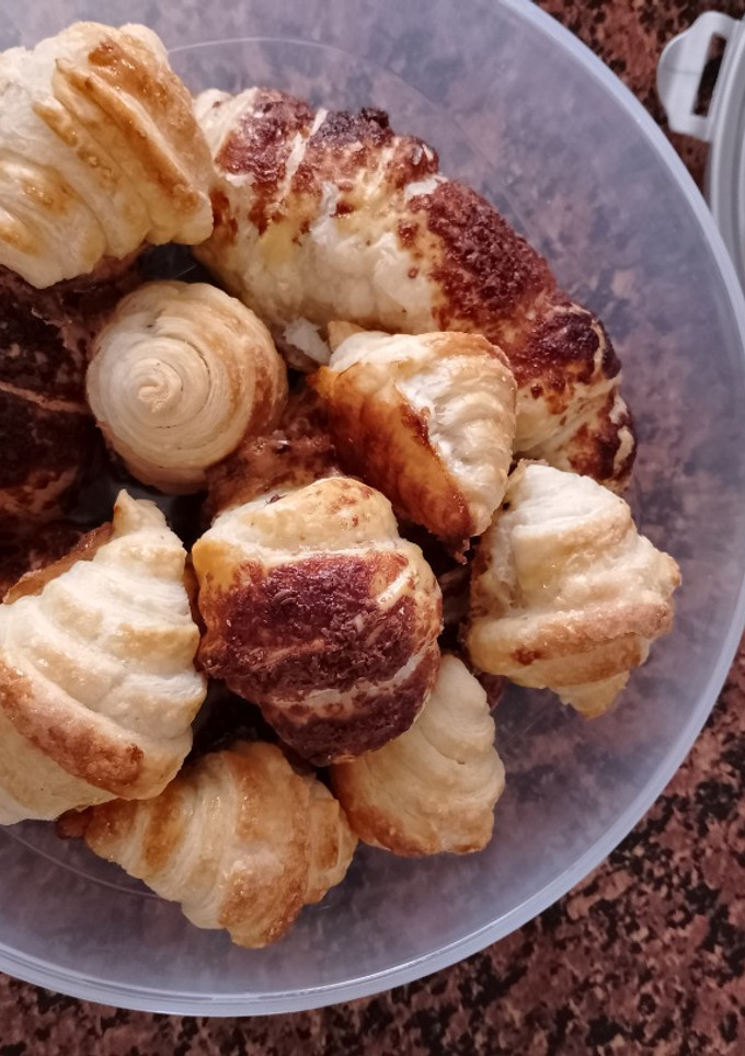 Una foto de Croissants normales y chocolate