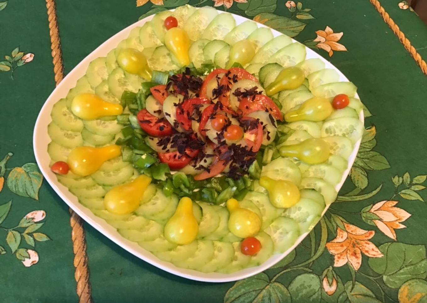 Salade de concombre, tomates, poivron et algues de Bretagne