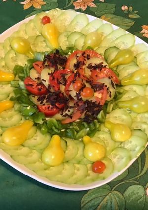 Une photo de Salade de concombre, tomates, poivron et algues de Bretagne