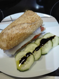 Una foto de Bocadillo integral de ahumados