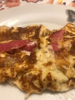 Una foto de Omelette rellena de salami con queso 🧀 a las hierbas provenzales